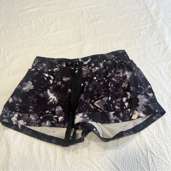 Lululemon shorts for women size 8 - Picture 1 of 7